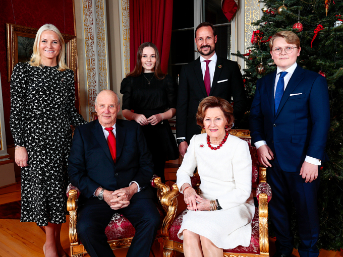 Kongeparet og Kronprinsfamilien samla til julefotografering. Foto: Lise Åserud, NTB scanpix